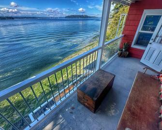 This house is a 2 bedroom(s), 1 bathrooms, located in Vashon, WA. - Vashon - Balcón