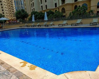 Urban Panda Hostel Jbr Dubai - Dubái - Piscina