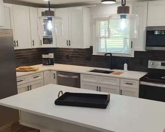 Your Private Wine Country Retreat: Cabins, Fire Pits & Gatherings - Jonesville - Küche