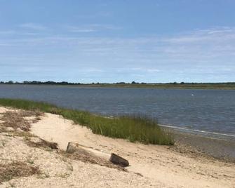 Marina Guest House - Clinton - Beach