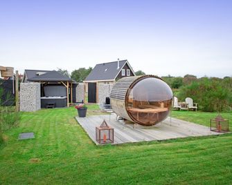 Holiday home near dunes with wellness garden - Den Burg