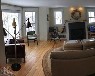 1860 New England home with all the modern amenities - Northfield - Living room