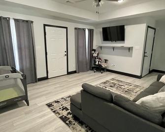 Cozy 3bed 2bath house on half ac of land mins from game time at the grounds - Cabot - Living room