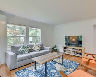 Downtown Home w/ Patio - Walk to Shops & Dining! - Stevenson - Sala de estar