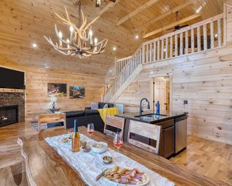 Hot Tub + Foosball Access to Pool, Tennis, Gym Chill'n in the Smokies - Gatlinburg - Dining room