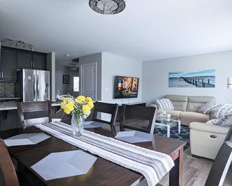 The Sophie's @ Stonebridge w/ cozy basement suite - 4BR/3.5BA - Saskatoon - Dining room