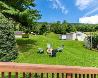 Country Retreat, Blacksburg Va, Sleeps 10, 9 miles to Va Tech & Close to Radford - Blacksburg - Patio