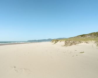 Forest Edge Beach House New Oceanfront Luxury - Cloverdale - Playa
