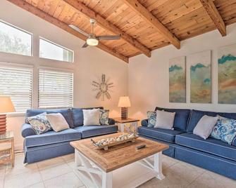 Jensen Beach Home with Pool Access Less Than 1 Mi to Beach! - Jensen Beach - Living room