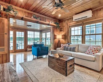 Charming Bristol Cottage with Private Beach! - Bristol - Living room