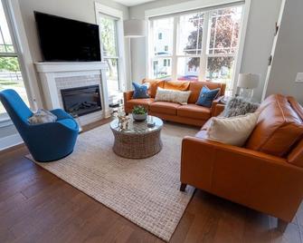 307 Franklin Row - Grand Haven - Living room