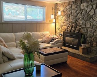 The Chirping Cricket Bed & Breakfast - Peachland - Living room