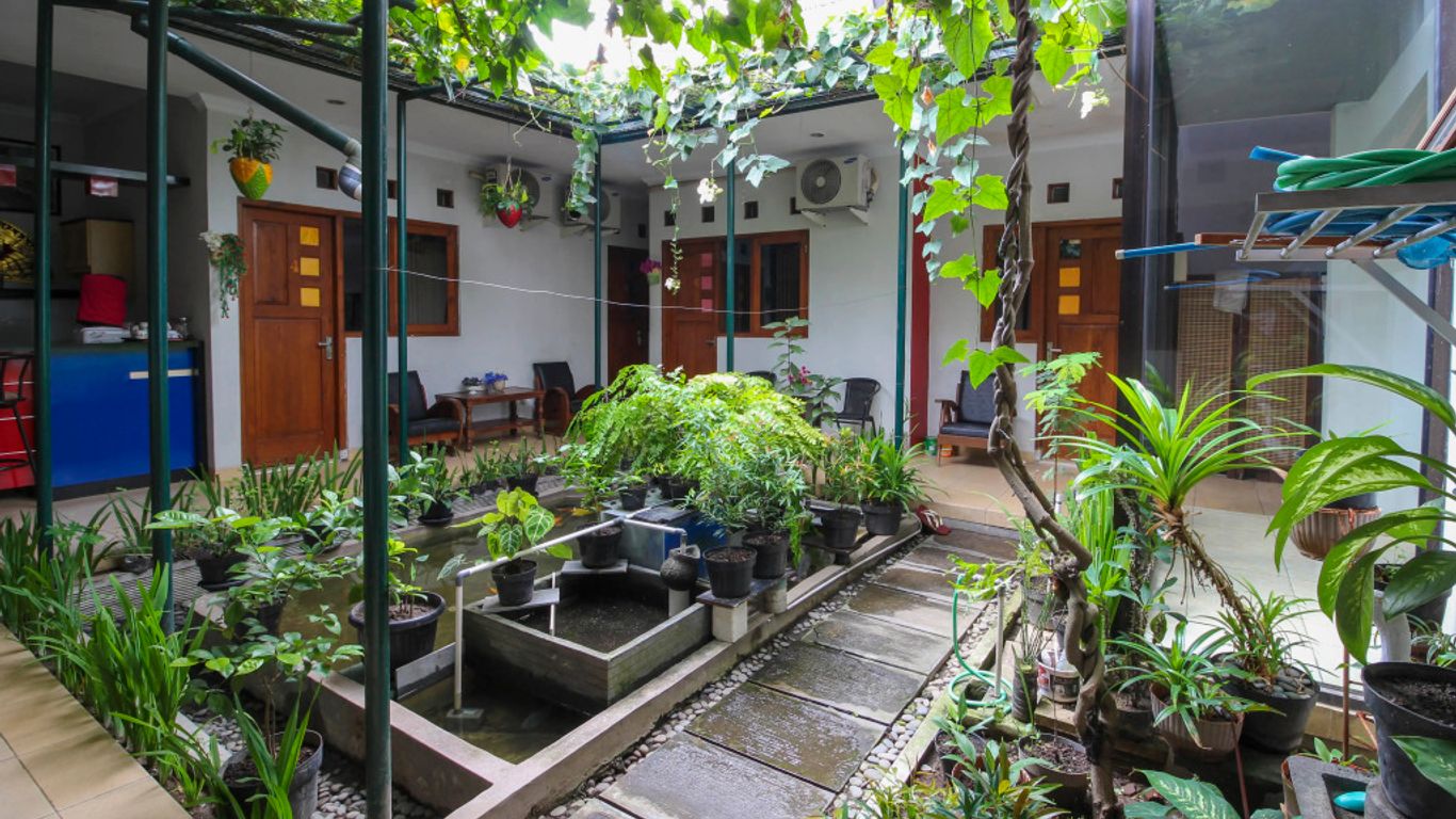 RedDoorz Plus near Hartono Mall