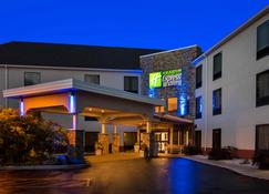 Holiday Inn Express Hotel & Suites Great Barrington, An IHG Hotel - Great Barrington - Κτίριο