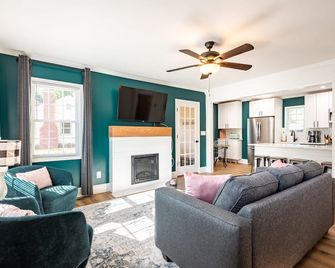 4bd/3bth Combined Cape Cod & Cottage | 5 Min to RH - Rock Hill - Living room