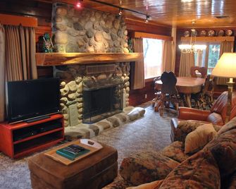 (79) Half Dome (1 Bedroom Only) at The Redwoods In Yosemite - Fish Camp - Living room