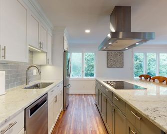 Dock Holiday! with Boat Dock & Pet Friendly - Pine Knoll Shores - Kitchen