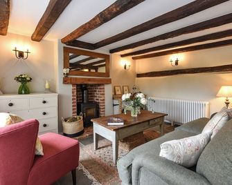 2 bedroom accommodation in Cheriton - Alresford - Living room