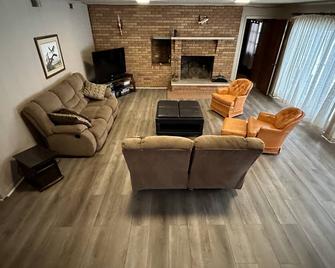 Kentucky Lake House on Jonathan Creek - Benton - Living room