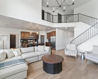 Home in American Fork - Lakeshore - Highland - Living room