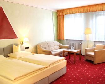 Double Room 1 - Hotel Garni Goldener Schwan - Bad Windsheim - Спальня