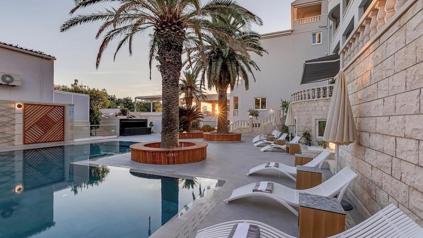 هوتل لاورينتوم