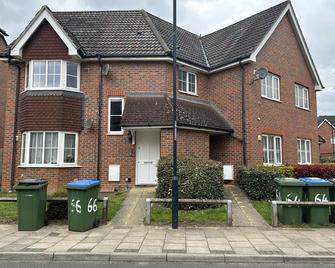 Lovely 2 Bedroom Family Holiday Home - London - Building