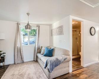 New Modest Bungalow in NE Tacoma - Tacoma - Living room
