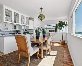 On The Sand! Beachfront Seal Beach Ca 3bd 3ba Home - Seal Beach - Dining room