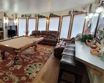 3500 Sq Ft Home 4 Suites Pool Table, Hot Tub, Bikes, EV Charger, 4th Night Free! - Sunriver - Servicio de la propiedad