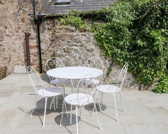 10 Westgate Hill - Pembroke - Patio