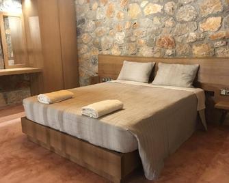 Stone Luxury Suites - Adults Only - Archangelos - Schlafzimmer