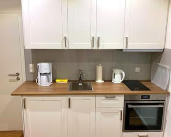 Ferienwohnungen Arp 'Kleine Gärtnerei' mit Parkplatz - Itzehoe - Kitchen