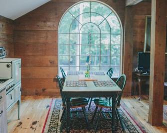 Post Office - Stevenson Ridge - Spotsylvania - Dining room