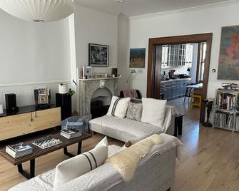 Charming Brownstone just 2.5 blocks from Prospect park - Brooklyn - Living room