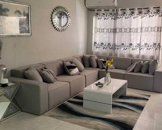 Charming 3-bedroom house with AC and WiFi in Tower Isle - Tower Isle - Sala de estar