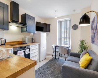 Special Offer!! Wednesbury, 1& 2 Bedroom Apartments With Private Parking By 12stay - Wednesbury - Kitchen