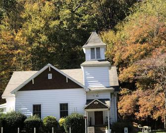 Stoney Creek Oasis Tent Sites and Glamping Yurts - Candler - Building