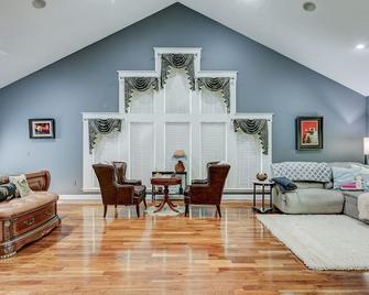 Wooded Luxury Home - Ashtabula - Sala de estar