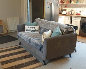 Comfortable town pad with a river view - Peebles - Living room