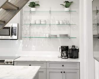 Beautiful Downtown Auburn Cottage In A Quaint Setting! - Auburn - Cocina