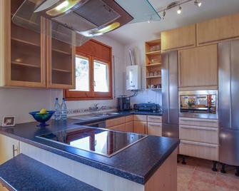 House for 6 persons, large saltwater pool, garden, 6km from Lloret, fenced - Vidreres - Cocina