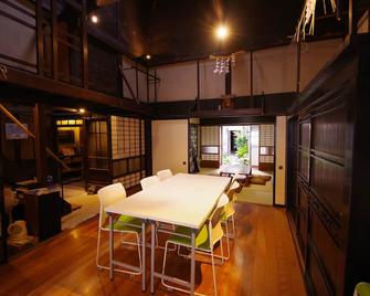 Kaiho Guesthouse Katsuzo - Hostel - Yonago - Dining room
