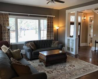Stunning Estate Rental on 26 Acres for Unique Vacation near Heber Springs, Arkansas - Heber Springs - Living room