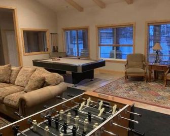 On Pineview Reservoir - just a short walk down the trail to the beach! - Huntsville - Living room