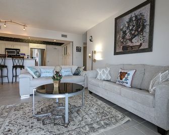 Oceanfront 2BR with Breathtaking Views next to Patrick SFB, Satellite Beach - Satellite Beach - Sala de estar
