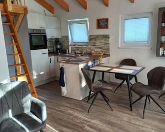Neu! Ferienhaus Am See - Prötzel - Comedor