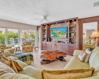 3 bed 3 bath w/ bonus room/ dockage/ Private Pool - Duck Key - Sala de estar