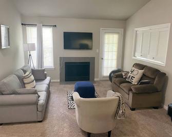 Entire cozy nest minutes from Dulles Airport - Herndon - Living room