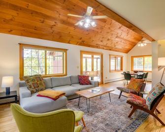 Charming Putney Home Porch, Grill and Hiking Trails - Putney - Sala de estar